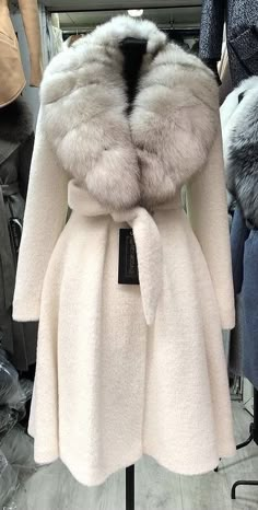 White Coat, Looks Chic, Fur Fashion, Winter Coats Women, Mode Inspiration, Winter Fashion Outfits, Coat Fashion, Elegant Outfit, Fur Collar