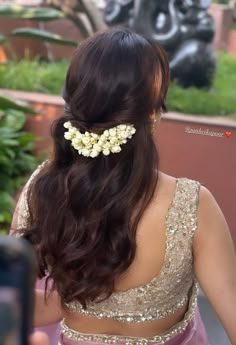 Hairdo For Engagement Indian, Wedding Hairstyles With Saree, Onam Dress Hairstyle, Hair Do Indian Wedding, Short Hairstyle For Traditional Look, Short Hairstyle Saree Look, Wedding Hairstyles Indian Short Hair, Short Hair Hairstyles Traditional, Indian Wedding Hairdo