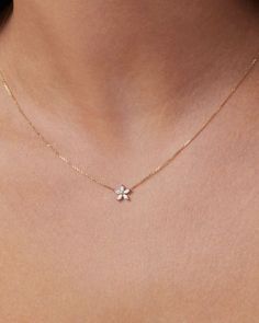 Gold Chain For Girls Simple, Cute Necklaces Gold, Cute Jewelry Aesthetic, Flower Necklace Aesthetic, Simple Jewelry Necklace, Cute Dainty Jewelry, Cute Gold Jewelry, Aesthetic Gold Necklace, Gold Simple Necklace