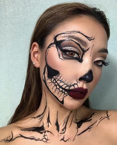 Skeleton Neck Makeup, Pretty Skull Makeup, Skeleton Makeup Ideas, Calavera Makeup, Half Skull Makeup, Halloween Maquillaje, Girl Halloween Makeup