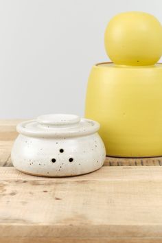 MH Ceramics Garlic Keeper in Milky Ceramic Garlic Keeper, Garlic Storage, Kitchen Addition, Kitchen Containers, Garlic Bulb, Charming Kitchen, Hand Thrown, Ceramic Painting, Sprouts