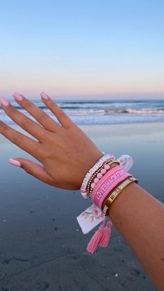 قلادات متدلية, Preppy Accessories, White Suspenders, Preppy Bracelets, Preppy Jewelry, Jewelry Accessories Ideas, Summer Bracelets, Trik Fotografi, Jewelry Essentials