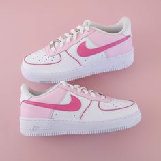 Visit my shop for more models: https://www.mesbaskets-custom.com/ Do you want to make a specific model? Contact me by message :) About the shoes: Custom sneakers air force 1 custom pastel colorful baby pink, hand painted The price includes the pair of shoes as well as customization. Handmade model with love in my workshop in France ❤️ Top quality, waterproof and washable Angelus leather paint 🎨 Each pair is made to order, so it is not possible to cancel, exchange or return the order. Sneakers Air Force, Af1 Shoes, Custom Af1, Painted Sneakers, Preppy Shoes, Custom Nike Shoes, Air Force 1 Custom, Cute Nike Shoes, Rose Pastel