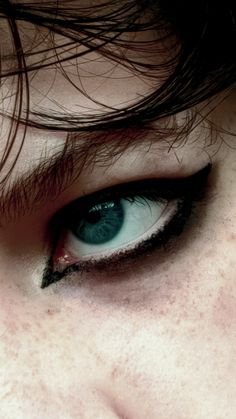 Men with hooded eyes can wear eyeliner too >:) Back Eye Makeup, Men Wearing Eyeliner, Emo Makeup For Men, Man With Eyeliner, Emo Makeup Men, Emo Makeup Hooded Eyes, Rock Eyeliner Men, Guy Eye Makeup, Male Emo Makeup