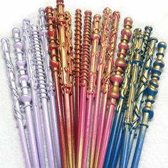 there are many different colored metal straws