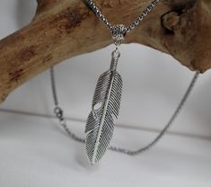 Our gorgeous Boho Feather Necklace features a  silver feather made in stainless steel it's a gorgeous solid pendant can be worn on its own or add it to other charms for a truly individual look. customise your chain length want another style just send a message and we are happy to help . perfect as a gift or why not treat yourself it's beautiful 🪶 𝙋𝙧𝙤𝙙𝙪𝙘𝙩 𝙄𝙣𝙛𝙤𝙢𝙖𝙩𝙞𝙤𝙣 🔸Size: 20" & 24" inches 🔸Leather Choker Available 🔸Material: Stainless steel 🔸Chain style : Link Chain Pendant Alt Necklace, Mens Necklace Pendant, Boho Men, Feather Necklace, Boho Feathers, Feather Pendant, Silver Feather, Leather Chokers, Choker Style