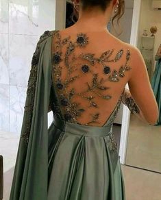 Low-cut back Dresses Beautiful Gown Designs, Baju Kahwin, Chique Outfits, Bridesmaid Hairstyles, Hairstyles Medium, Prom Party, Gorgeous Gowns, Prom Party Dresses