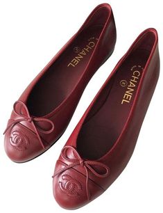 Chanel Ballerina, Black And White Flats, Chanel Flats, Red Chanel, Shoe Inspo, Ballerina Flats, Pretty Shoes, Dream Shoes, Chanel Shoes