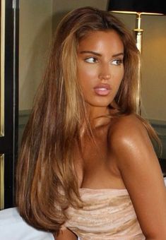 Blonde Honey Hair With Brown, Same Skin And Hair Color, Honey Golden Balayage, Beyoncé Brown Hair, Dark Blonde On Brown Skin, Beyonce Light Brown Hair, 90s Honey Brown Hair, Beyonce Caramel Hair, Caramel Hair Brunette