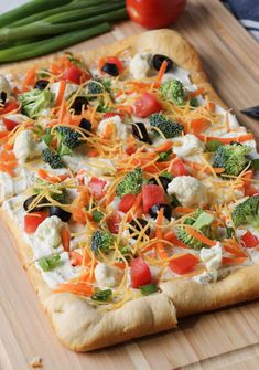 Fresh veggie pizza made with crescent rolls, topped with a creamy spread, broccoli, carrots, tomatoes, cauliflower, cheddar cheese, and black olives. A vibrant, easy-to-make appetizer perfect for parties, potlucks, and gatherings. Cresent Roll Veggie Pizza, Veggie Pizza Appetizer, Crescent Roll Veggie Pizza, Cold Veggie Pizza, Vegetable Pizza Recipes, Veggie Pizza Recipe, Veg Pizza, Pizza Appetizers, Tailgate Parties