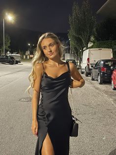 Dinner Date Outfit Dress, Satin Dress Aesthetic, Dinner Date Outfits, Satin Noir, Black Slip Dress, Black Satin Dress, Dress Aesthetic