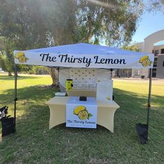 a table with a sign that says the thirsty lemon on it