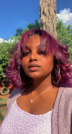 Purple Reddish Hair Color, Purple Hair On Brown Skin, Purple Hair Brown Skin, Purple Hair On Dark Skin, Putple Hair, Purple Hair Black Women, Mlp Human, Girl With Purple Hair, Freckles Makeup