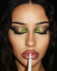 Fun Glam Makeup, Brat Girl Summer Makeup, Brat Summer Makeup, Brat Makeup Look, Iconic 80s Makeup Looks, Club Eye Makeup, Green Editorial Makeup, Makeup For Green Outfit, Club Makeup Night