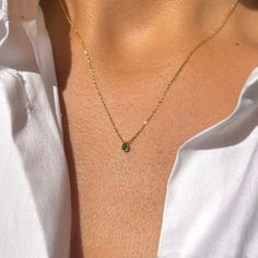 Gold Necklace Emerald, Emerald Jewelry Necklace, Jewelry Necklace Simple, White Blouses, Green With Envy, Dope Jewelry, Classy Jewelry, Jewelry Lookbook, Teardrop Necklace