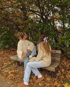 Fall Outfits Best Friends, Fall Outfits Aesthetic Pumpkin Patch, Fall Outing Ideas, Fall Season Couple Pictures, Fall Outfits Friends, Fall Activities For Best Friends, Autumn Group Photoshoot, Autumn Aesthetic With Friends, Bsf Pumpkin Patch Pics