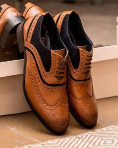 Brogues shoes are a timeless addition to any man's wardrobe, blending classic style with modern versatility. Brogues for men come in various styles, from Brogues formal shoes to Brogues boots, making them ideal for both casual and formal occasions. The Brogues meaning lies in the decorative perforations on the leather, adding a touch of sophistication. Vintage Semi-formal Moc Toe Oxfords, Luxury Brown Oxford Men's Shoes, Brogue Boots, Brogue Shoes