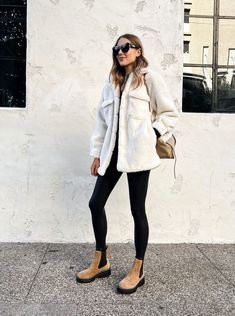 girl posing in front of building Brown Chelsea Boots Outfit, Chelsea Boot Outfits Women, Chelsea Boots Outfits, Sherpa Jacket Outfit, White Sherpa Jacket, White Jacket Outfit, Shacket Outfit, Chelsea Boots Outfit, Winter Boots Outfits