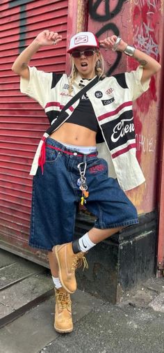 Jorts Outfit Women’s Boxers, Baseball Jersey Outfit Streetwear, Hip Hop Fashion Aesthetic, Hip Hop Fashion 2000s, Summer Outfits With Button Up Shirt, Outfit Detail Pics, Festival Outfits Tomboy, Outfit Inspo Amusement Park, 2000s Hiphop Outfit