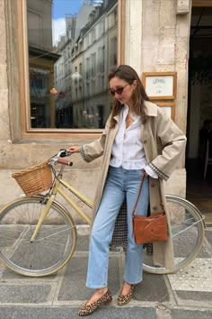 @mariellehaon is wearing the Sézane Clyde trenchcoat in light beige. She styles the trench with a white blouse, straight-leg jeans, and the Sézane Matilda leopard print ballerinas. Animal Print Flats Outfit, Weekly Outfit Planner, Sezane Clothing, Leopard Print Shoes Outfit, Street Mirror, Leopard Shoes Outfit, Capsule Fashion, French Look, Outfit Planner