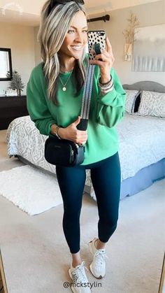 New Balance Sneakers Outfit, Style A Sweatshirt, Casual Athleisure Outfits, Outfit New Balance, Running Errands Outfit, Athleisure Outfit, Leggings Outfit Casual, Errands Outfit, Blazer Outfits Casual