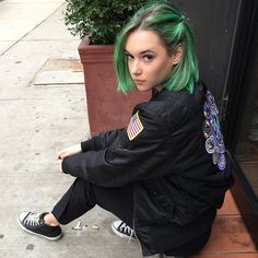 Dunner Wordend Haar, Short Grunge Hair, Short Hair Color, Rainbow Hair, Green Hair, Hairstyles Haircuts, Young Woman