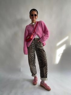 Leopard Print Trousers Outfit Casual, Fun Trendy Outfits, Silk Leopard Pants Outfit, Summer To Winter Outfits, Wide Leg Leopard Jeans Outfit, Leopard Winter Outfit, Denim And Leopard Outfit, Leopard Print Jeans Outfit Winter, How To Style Leopard Print Jeans