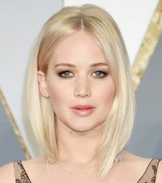 Jenniefer Lawrence's platinum blonde bob and subtle smoky eye are the perfect combination Thining Hair, Haircuts Layered, Blonde Bob Haircut, Asymmetrical Bob, Bob Haircut For Fine Hair, Lob Haircut, Hair 2018, Haircuts Short, Hair Styles 2017