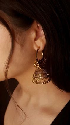 Earing Jhumka Design, Jhumka With Saree, Aesthetic Indian Earrings, Indian Jewelry Earrings Jhumka, Earnings Photoshoot, Poses With Earrings, Jewelleries Aesthetic, Indian Accessories Jewelry, Indian Jhumka Aesthetic