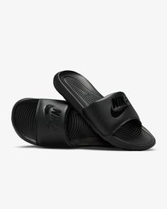 From the beach to the bleachers, the Victori One is a must-have slide for everyday activities. Subtle yet substantial updates like a wider strap and softer foam make lounging easy. Go ahead—enjoy endless comfort for your feet. Nike Slides Men, The Bleachers, Nike Slides, Black Slides, Mens Slides, Bleachers, Nike Just Do It, Everyday Activities, Innovative Products