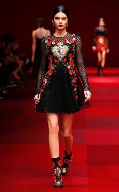 Kendall Jenner Is Front and Center at Dolce & Gabbana's Milan Fashion Week Show?Take a Look! | E! Online Mobile Kendall Jenner Runway, Fashion Week Inspiration, Queen Card, Fashion Week Dresses, Michael Cinco, Ellie Saab, Runway Dresses, 자수 디자인