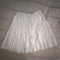 Elevate Your Wardrobe With This Stunning White Linen Skirt From Gap. Featuring A Drawstring Waist, This Skirt Is Perfect For Any Occasion, From Casual Outings To Business Meetings. The Tasseled Ruffle Accents And Knee-Length Flare Style Add A Touch Of Bohemian And Cottagecore Vibes, Making It An Ideal Choice For Summer, Fall, And Spring Seasons. Crafted From A Blend Of Linen And Cotton, This Skirt Is Easy To Care For And Machine Washable. It's Lined And Suitable For All Seasons, Ensuring You Can Linen Skirts, White Linen Skirt, Cottagecore Vibes, Linen Skirt, Gap Women, Women Skirts Midi, Spring Season, Chic Look, White Linen