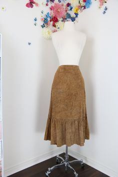 Boho at it's best! Luxury brand Max Mara midi skirt in unique crinkle suede. This is the perfect piece for travelling because it is meant to look wrinkled.  Please view more details below. Label - Max Mara Weekend Made In Hungary 100% leather Fully lined Best fit would be extra small or small. Please refer to measurements for exact sizing. Waist - 25" Length - 31" Hips - 40" Side nylon zipper closure. Excellent vintage condition. I ship from Canada. Shipping is based on weight of skirt.  IMPORTA Luxury Midi Skirt With Ruffles, Brown Suede Skirt Western, Vintage Farm Skirt, Luxury Ruffled Midi Skirt, Western Skirts, Brown Jumpsuits, Geometric Scarf, Boho Country, Vintage Jumpsuit