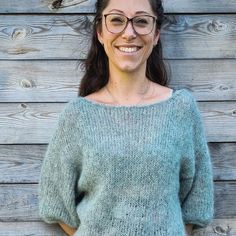 Das MARTA Summer Shirt wird 2fädig mit 7 mm Nadeln gestrickt und erhält durch das seidige Mohair Garn ein wunderbar luftiges Strickbild. Der leichte Pullover kann mit 3 verschiedenen Ärmellängen gestrickt werden und ist vielseitig kombinierbar. Du kannst es im Sommer über ein Kleidchen oder ein Tanktop tragen oder an kühleren Tagen mit einer Bluse darunter. Verlängert wird es dich sogar am Strand vor einer kühlen Brise schützen. Weitere Details und hilfreiche Videos findest Du auf www.lotilda.de