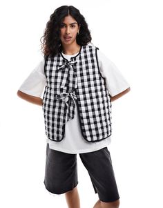 Jakker og frakker fra ASOS DESIGN Perfekt til lag-på-lag-stilen Vatteret design Rund hals Snørelukning Regular fit Gingham Coat, Gilet Outfit, Quilted Gilet, Converse Chuck Taylor White, Festival Jacket, Bow Dress, Leggings Sale, Brunch Outfit, Maxi Dress Trend