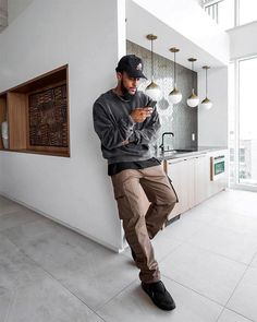 Cargo Pants Brown, Travis Scott Concert, Sports Fashion Men, Pants Brown, Casual Work Outfits, Mens Casual Outfits, Mens Streetwear, Work Casual, Sport Fashion