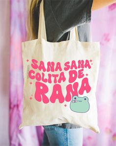 a person holding a bag with the words santa santa colita de raina on it