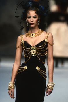 Glamour Decor, Outfit Essentials, Chanel Runway, 90s Runway Fashion, Runway Fashion Couture, Mode Chanel, Chain Dress, Chanel Couture, Chanel Haute Couture