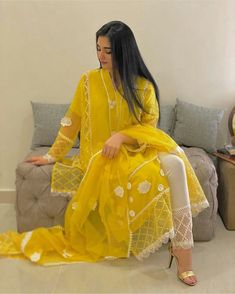 Haldi Dress, Haldi Outfits, Body Hot, Pakistani Formal Dresses, Nikkah Dress, Pakistani Party Wear, Pakistani Fashion Casual, Gaun Fashion