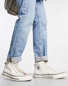 Baskets par Converse Arrivée dans le panier : imminente Modèle à rayures Modèle montant Fermeture à lacets Griffe Converse All Star emblématique Œillets d'aération sur le côté intérieur Semelle extérieure et bout renforcé en caoutchouc vulcanisé Bande d'archive en caoutchouc Semelle plate Semelle antidérapante à gravures géométriques Converse Chuck 70 Beige, Converse Beige Canvas High-top Sneakers, Converse Beige High-top Sneakers With Rubber Sole, White Converse High-top Sneakers For Outdoor, Dirty White Converse, Converse Hi, Striped Sneakers, Converse Chuck 70, Chuck 70