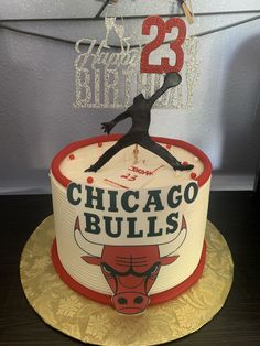 a chicago bulls cake with the number 23 on it