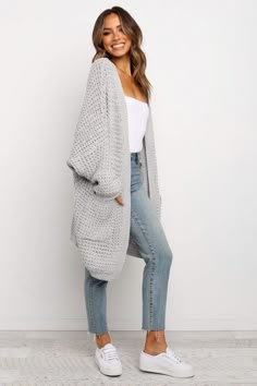 Cute Cardigan Outfits, Chunky Cable Knit Cardigan, Sweater And Jeans, Cute Cardigans, Cardigan Outfits, Womens Kimono, Casual Fall Outfits, Mode Inspiration, Outfits Casuales