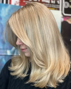 En klassisk föning på ett vackert svall i en perfekt beigeblond nyans ❤️ Blonde Layered Hair, Blowdry Styles, Dyed Blonde Hair, Blonde Hair Inspiration, Haircuts For Medium Hair, Hair Inspo Color, Light Hair, Layered Hair, Headband Hairstyles