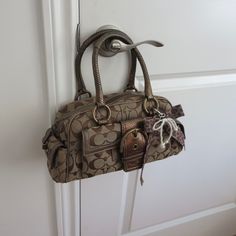 Vintage Coach Bags Outfits Style, Coach Bag Vintage, Coach Bags Aesthetic, Coach Vintage Bag, Coach Bag Outfit, Fall Pinterest, Digital Wardrobe, Vintage Coach Bag, Snake Skin Bag