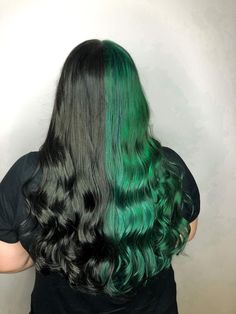 Green Hair Color Ideas, Hair Color Ideas Trending, Green Hair Color, Hair Dyed Underneath, Emerald Green Hair, Half Dyed Hair, Emerald Hair