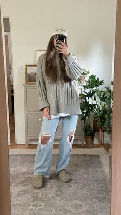 Outfits With Shawls Casual, Cozy Oversized Outfit, Casual Uggs Outfit, Comfy Cozy Fall Outfit, Trucker Hat Outfit Winter, Elevated Casual Outfits Women Fall, Cold Weather Granola Outfits, Cozy Style Aesthetic, Comfy Thanksgiving Outfits