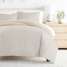 a white and black checkered comforter on a bed