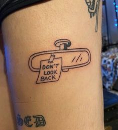 a person with a tattoo on their leg that says, don't look back