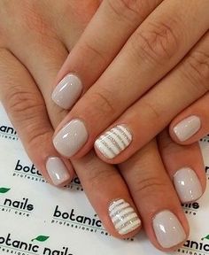 Neutral Nails Short With Design, Casual Dip Nails, Simple Nails Winter Classy, Elegant Trendy Nails, Fun Neutral Nails Nailart, Neutral Nails With Glitter Accent, Liquid Gel Nails Designs Short, Professional Short Nails For Work, Short Gel Nails Neutral Colors