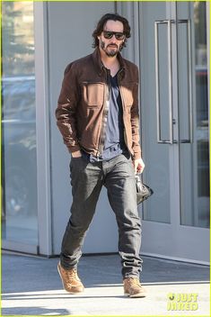 Mens Fashion Casual Outfits, Mens Casual Dress, Men Fashion Casual Outfits, Just Jared, Keanu Reeves, Mens Casual Outfits, Leather Jacket Men